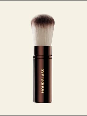 Hourglass Retractable Powder Brush